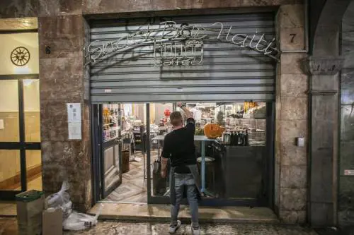 "Se si chiude a Natale si perdono 25 miliardi". Consumi giù del 20%
