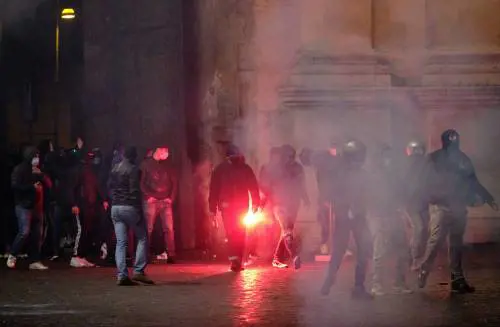 La violenza di piazza ferisce dieci poliziotti