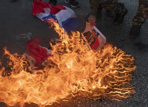 Il mondo islamico contro la Francia. Proteste dall'Indonesia al Kuwait