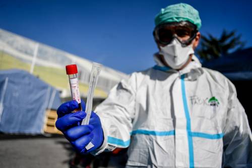 L'Agenzia del farmaco stronca Conte: "Vaccino a Natale? Ingannevole"