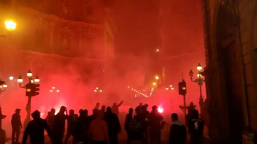 Scoppia il caos pure a Palermo: ​bombe carta contro la polizia