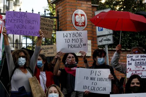 Polonia, sciopero delle donne per l'aborto. Il sindaco di Varsavia aderisce alla protesta