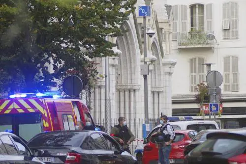 "Allah akbar". Orrore a Nizza: decapitazione nella cattedrale