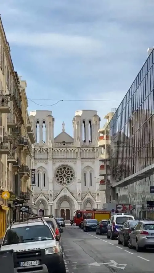 "La barbarie islamista non ci farà tacere". E le campane di Nizza suonano
