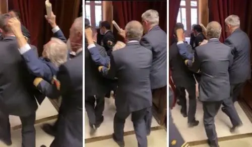 Sgarbi portato di peso fuori dalla Camera: "Lo faccio per tenere allenati i commessi"