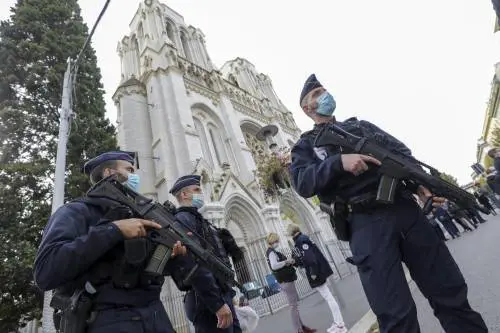 "Islamici hanno diritto di uccidere i francesi". Bufera sull'ex premier malese