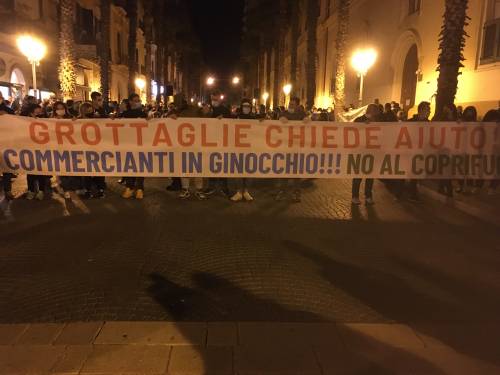 Taranto, la manifestazione anti-lockdown