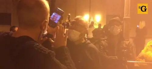 "Ora toglietevi la mascherina" Ma c'è la foto choc: cala il gelo