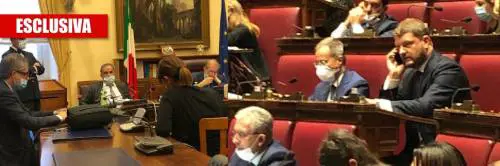 L'ipocrisia dei deputati di sinistra alla Camera senza mascherina