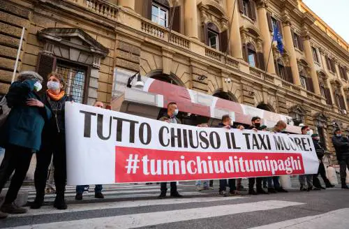 Il governo mette in ginocchio i tassisti: "Così il taxi muore"