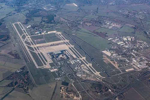 Decolla "Ber", il nuovo aeroporto di Berlino. Ma ha già le gomme a terra e le casse vuote