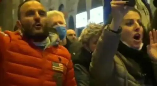 Altro che fascisti contro il Dpcm "Votiamo quei pezzi di m... rossi"