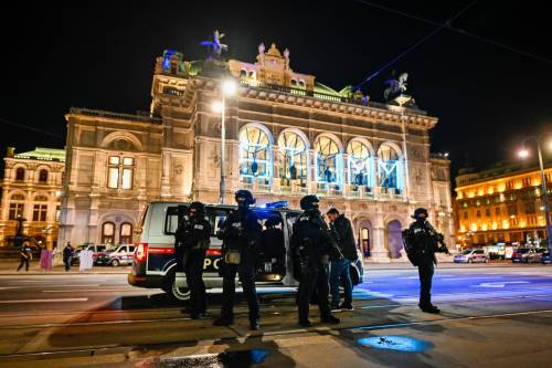 Strage alla sinagoga di Vienna. L'ombra della jihad: "7 morti"
