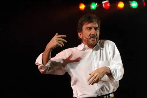 La Raggi non ha ancora seppellito Gigi Proietti