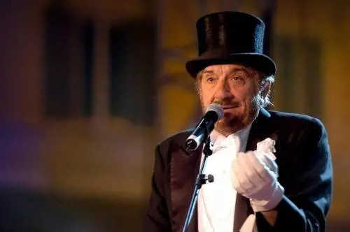 Li mortacci sua... Così ha trasformato anche l'uscita di scena in un atto unico