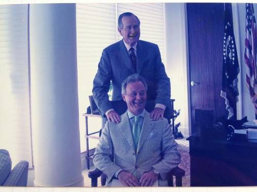 "Trump e Biden? Li vestirei così..."