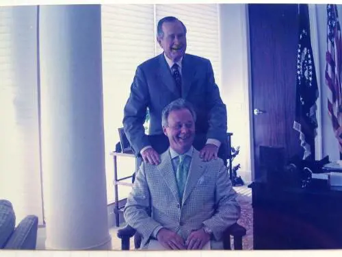 "Trump e Biden? Li vestirei così..."
