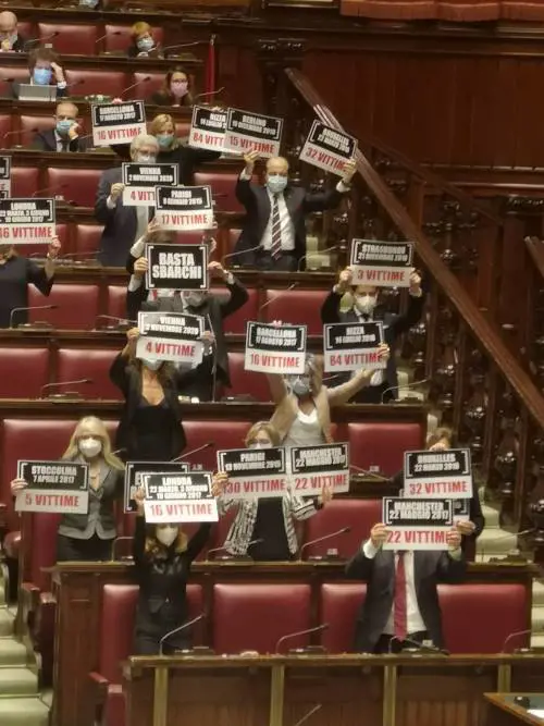 "Basta con gli sbarchi": i cartelli Fdi alla Camera per ricordare attentati