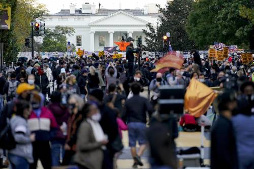 Ora i Blm preparano l'assedio: folla intorno alla Casa Bianca