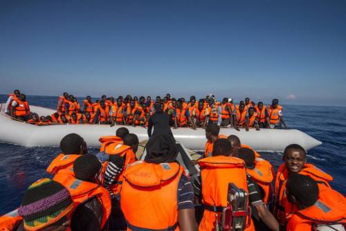 Frontiere chiuse ma non i porti, così l'Italia finge di sigillarsi