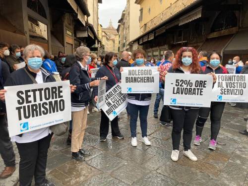 Il "cammino degli inessenziali": da Firenze a Roma a piedi per farsi sentire dal Governo