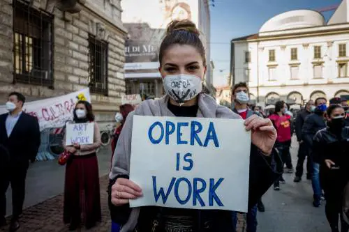 Gli orchestrali stupiti e spiazzati: "Ma non spegniamo le luci!"