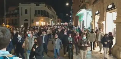 Calabria, rivolta anti lockdown: un carabiniere ferito alla testa