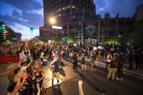 E adesso la sfida incendia le piazze. Cortei e violenze dividono gli Usa
