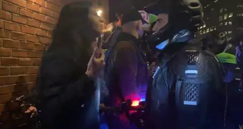 "F... fascista". Insulti choc e sputi in faccia al poliziotto