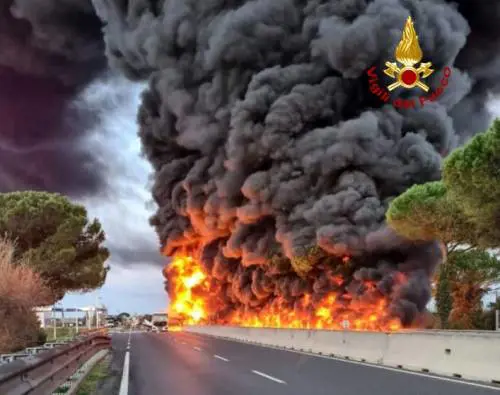 Autocisterna in fiamme, paura sulla Fi-Pi-Li