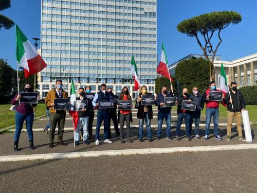 "Da Conte il colpo finale": i commercianti in strada contro nuovo lockdown