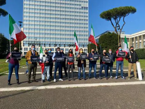 "Da Conte il colpo finale": i commercianti in strada contro nuovo lockdown