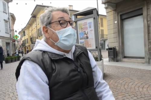 Anziano legge il giornale in piazza, scatta la multa da 400 euro