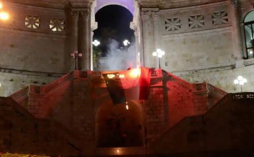 Tricolore bruciato a Cagliari: "Ribellatevi contro le leggi ingiuste del governo"