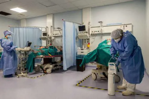 "L'ossigeno non basta per tutti". Scatta l'allarme negli ospedali