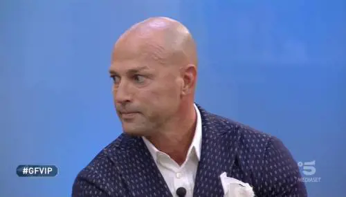 Gf Vip, Stefano Bettarini squalificato a 72 ore dal suo ingresso per una bestemmia