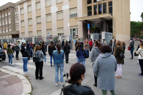 La protesta dei genitori a Bari contro la chiusura delle scuole (Fotogramma)