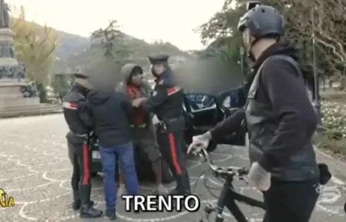 L'aggressione in strada "Brumotti levati dal c...  E tu sei un pagliaccio"