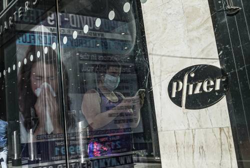 Vaccino, Pfizer vuole via libera. Trump: "Hanno aspettato ora"