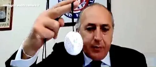 Ciondolo anti Covid, bufera su Emiliano