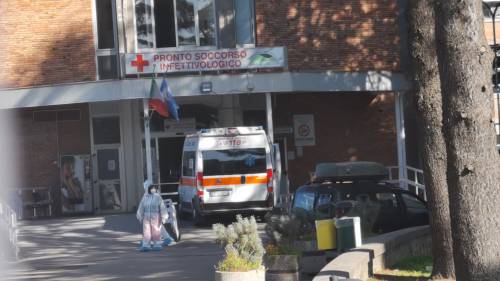 All'esterno del pronto soccorso dell'ospedale Cotugno di Napoli