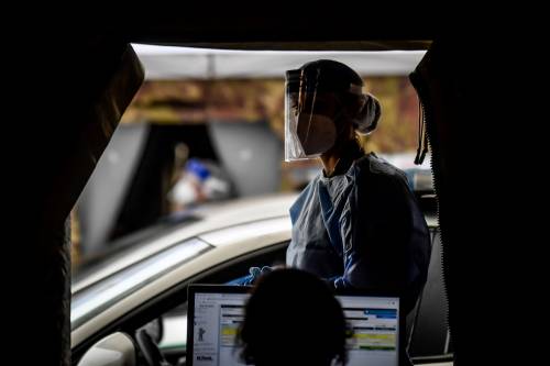 Milano, l'esercito in prima linea contro il virus: il Drive through di Trenno