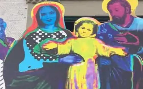 Ferragni-Madonna, esposto in procura. A Sgarbi piace. L'arcivescovo: "Grande tristezza"