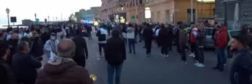 A Napoli centinaia in piazza: proteste contro la zona rossa