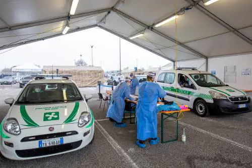 Il tampone seduti in auto e risultato in un quarto d'ora
