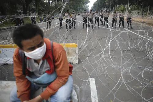 Indonesia, per chi non porta la mascherina scatta l'"obbligo di fare le flessioni"