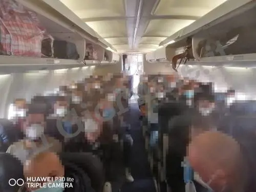 Covid, agenti e migranti assembrati in aereo