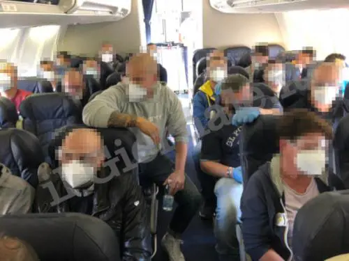 Quel volo delle polemiche: migranti e agenti ammassati