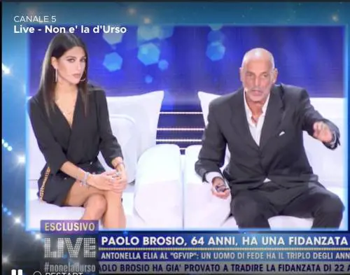 Paolo Brosio diviso tra amore e messaggi telefonici molto sospetti