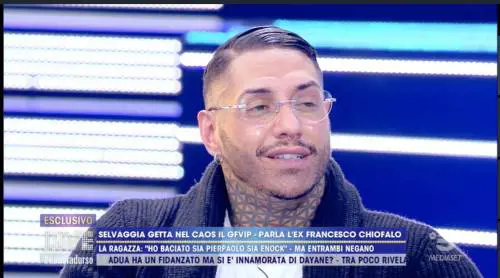 Chiofalo e la verità choc su Selvaggia Roma: “Cerca solo visibilità, non ha baciato Petrelli né Enock”